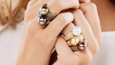 Ring with black pearls