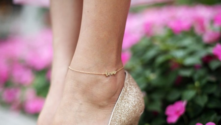 Gold bracelet on the leg