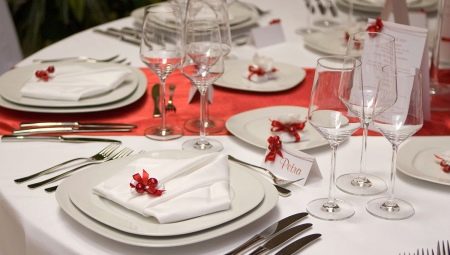 How to set a table in a restaurant?