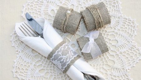 Jak složit ubrousek na příbory?