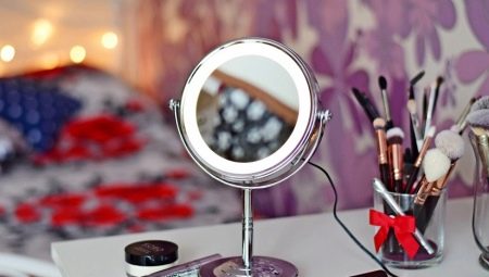 Illuminated table mirror: features of choice