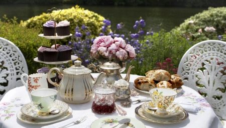 Properly serving a tea table