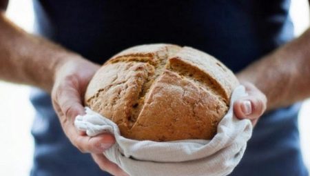 How to take bread: with a fork or hand?