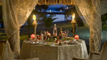 Which side of the plate on the etiquette put a fork?