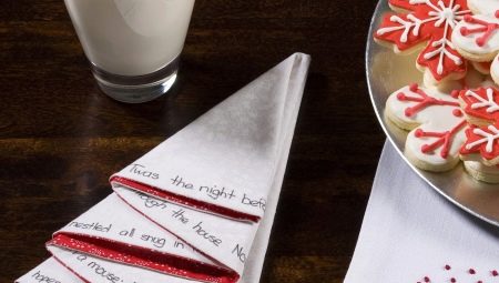 How to fold napkins for a New Year's table beautifully?