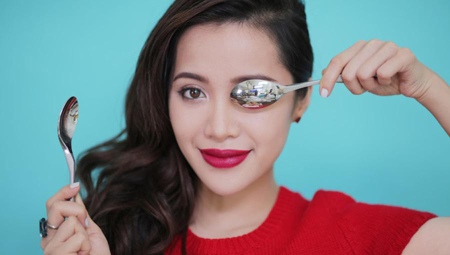 How to make facial massage with spoons?