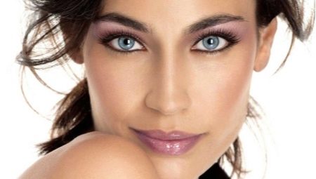 We select makeup under the almond-shaped eyes