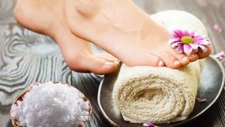 Salt baths for the feet: the benefits and harms, tips for preparation and use