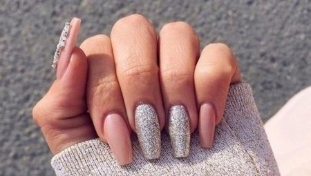 Beige manicure with sparkles: the best ideas and new design