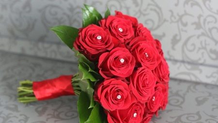 Bridal bouquet of red roses: ideas for decoration and subtleties of choice