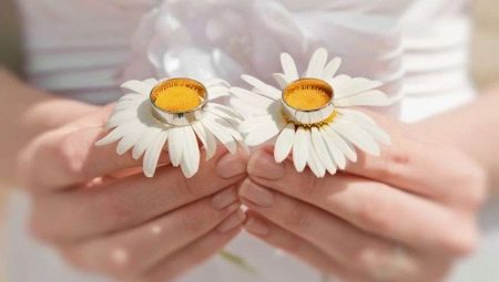 What do they give to their wife, husband or friends on their 9th wedding anniversary?