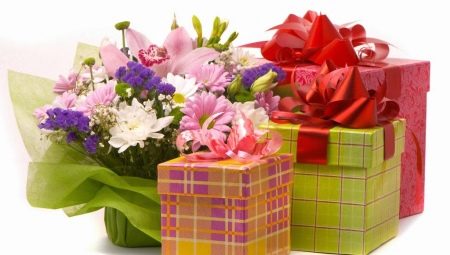 What to give a girl to Cancer?