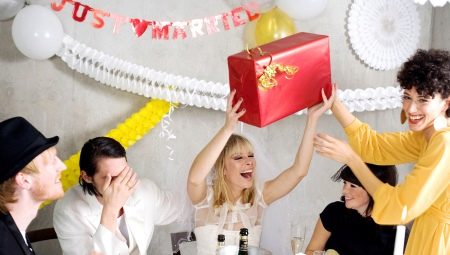 What to give a friend for a wedding?