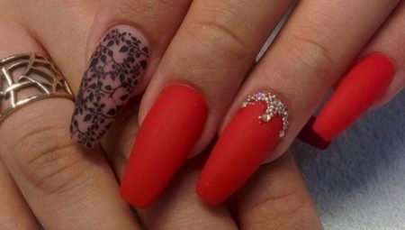 Disseny de manicura vermella sobre ungles llargues.