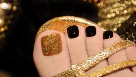 Gold Pedicure Design Ideas