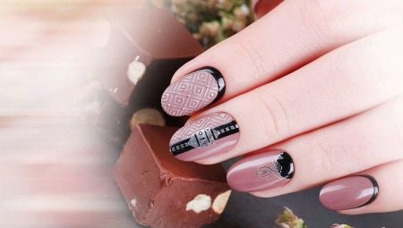 Bagaimana untuk membuat manicure yang indah dengan corak pada kuku?