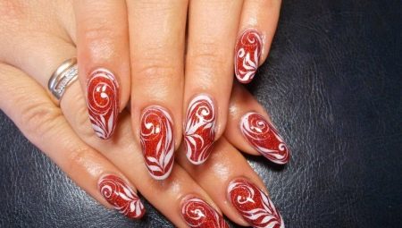 Red manicure with a pattern: features and examples of design