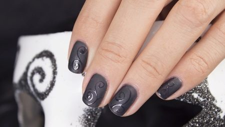 Manicure with glossy and matte varnishes.