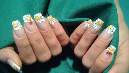 Manicure with daisies: decor features and trends of the season