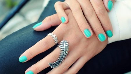 Fashion trends of turquoise manicure