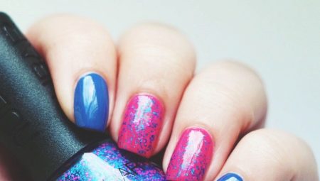 Kami membuat manikur dalam warna biru dan merah jambu