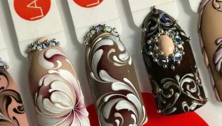 Monograms on nails: types of patterns and step-by-step technology for applying them