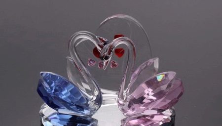 Choosing a gift for a pomegranate wedding