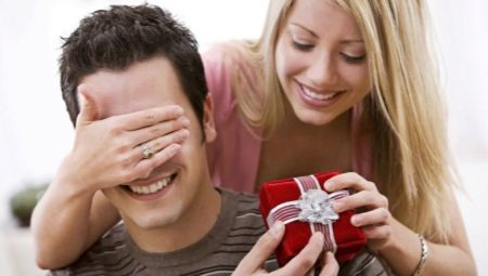 What to give to the husband on the first wedding anniversary?