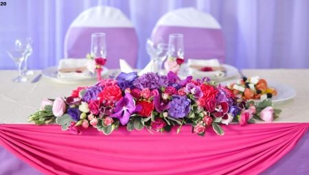 Flower arrangement on a wedding table: features, design and layout tips