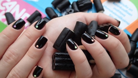 Nail design with dark gel polish