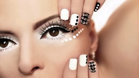 Inlay von Nägeln mit Steinen und Strasssteinen