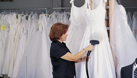 How to steam and stroke a wedding dress at home?