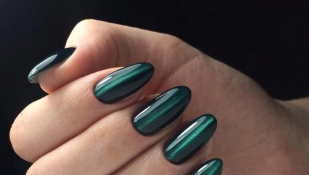 Cat eye manicure in green shades