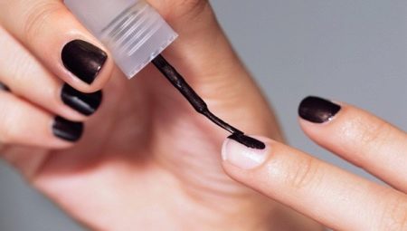 How to gently and evenly paint your nails yourself?