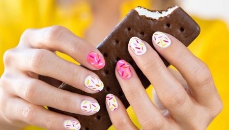 Sommermanikyr til korte negle: fra ømhed til saftig lysstyrke