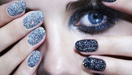 Manicura de purpurina per a les ungles curtes