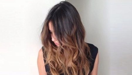 بالعيازة على الشعر الداكن متوسط ​​الطول