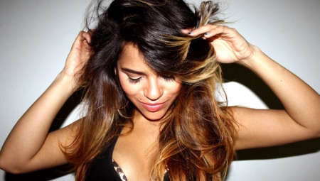 Dyeing balayazh hair with bangs