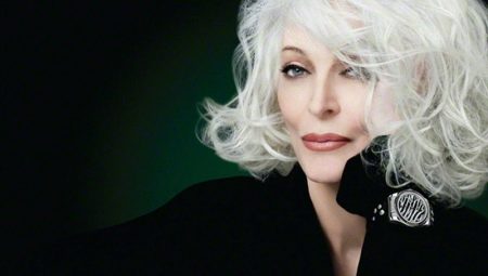 Haarschnitte und Frisuren für mittleres Haar für Frauen nach 50 Jahren