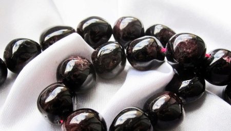 Almandine: where is it mined and what properties does it have?