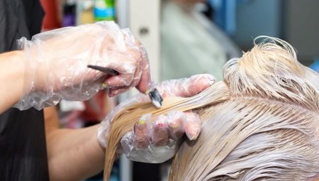 Com alleugerir els cabells sense groc?