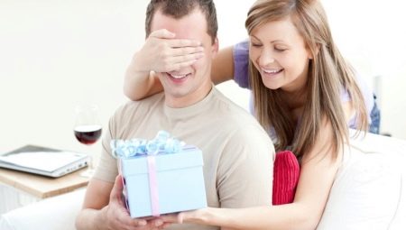 What to give your beloved guy on the anniversary of a relationship?