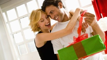What to give to the husband on an anniversary?
