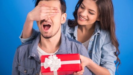 What to give a guy for a month relationship?