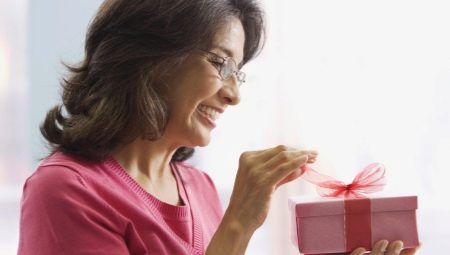 What to give to the aunt on a birthday?