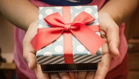 What to give a woman 50 years old?