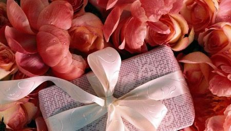 What to give a woman for an anniversary?