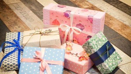 How to fold a sweater as a gift?