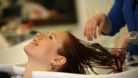 Jak myć ciemne włosy w domu?