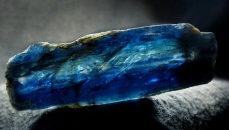 Kyanite: suitable for, properties and varieties